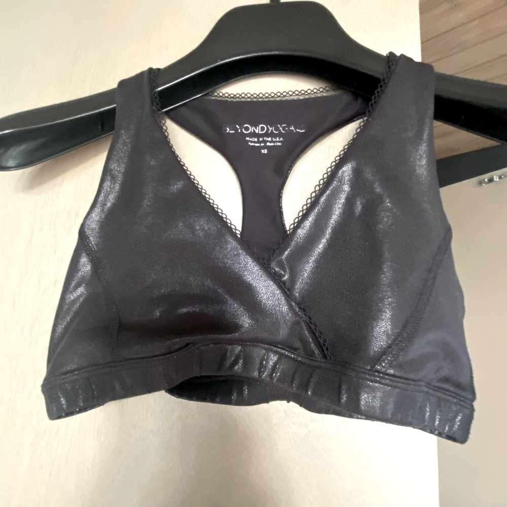 Beyond Yoga V front bra with lace trim, faux leather black XS